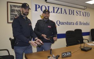 La Polizia denuncia tre brindisini armati di taser