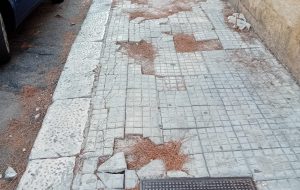 Le insidie marciapiede di Via Giovanni XXIII. Di Enzo Albano