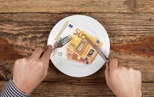 Esplodono i prezzi in bar e ristoranti: Brindisi seconda in Italia (+12%)
