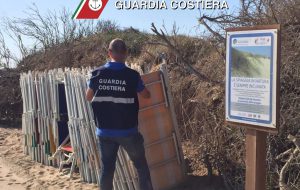Guardia Costiera: sequestrati 120 lettini e 20 ombrelloni abusivi
