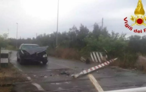 Ferrovie Sud Est: ad Erchie auto sfonda passaggio a livello ed urta treno