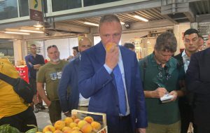Il Ministro Lollobrigida visita il mercato ortofrutticolo di Fasano