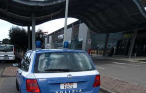 Fermati in aeroporto con documenti falsi: arrestati due somali