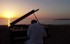 Infinita maris: guarda il videoclip dell’ode al mare e alla natura del pianista Mirko Signorile girato interamente a Torre Guaceto