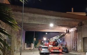 Piovono calcinacci dal cavalcavia De Gasperi: intervengono i Vigili del Fuoco