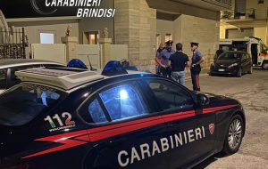 Si barrica in casa con il figlioletto armata di coltello minacciando atti inconsulti. Salvati dai Carabinieri
