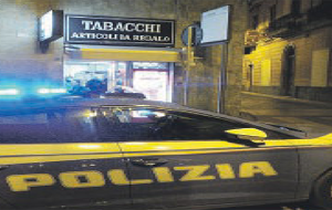 Fuggì dopo le bastonate del tabaccaio: rapinatore arrestato dopo un anno di indagini