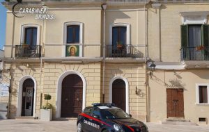 Uomo con problemi psichiatrici accoltella una 17enne