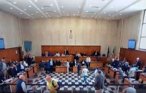 Arriva il testo dell’accordo con il Governo per il ripiano del disavanzo. Ed è subito scontro al Comune di Brindisi
