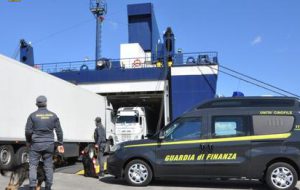 Sequestro di abbigliamento e accessori contraffatti al Porto di Brindisi