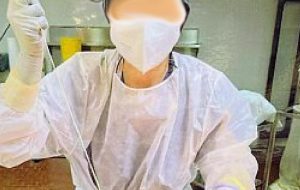 Pubblica sui social una foto mentre ricuce cadavere nella camera mortuaria dell’Ospedale Perrino: polemiche e indagini