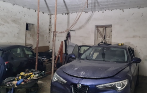 Scoperta officina clandestina: al suo interno due auto rubate