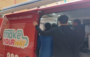 L’innovazione si fa strada tra studenti e cittadini: a Brindisi il furgone di Make Your Way