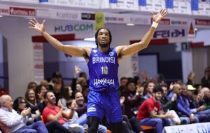Brindisi si spegne nel momento clou, Sassari ne approfitta e conquista la vittoria