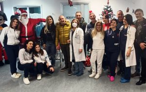 Doni sportivi ai bambini del Reparto Pediatria del “Perrino” di Brindisi: iniziativa solidale del maestro Carmine Iaia e le Società dell’ASCR “Uniti per lo Sport”