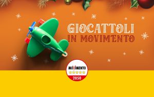 Un banchetto del M5S per raccogliere giochi scartati e abbandonati da donare a reparti pediatrici, case di accoglienza per minori e strutture per l’infanzia
