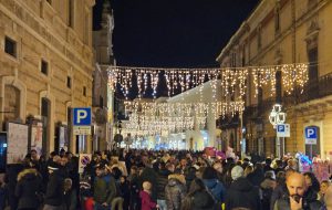 Festa dell’Immacolata a Fasano: piazza Ciaia si illumina con l’accensione dell’albero di Natale
