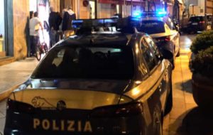 Non rispettano l’alt, sfrecciano ad oltre 200 Km all’ora e speronano auto della Polizia. Arrestati tre brindisini