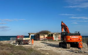 Al via l’abbattimento del rudere della Baia di Camerini. Sindaco e Giunta: “Una liberazione che la Città attendeva da decenni”