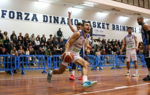 La Brain Dinamo Brindisi sfiora l’impresa contro la capolista: Molfetta vince all’ultimo tiro per 75-76