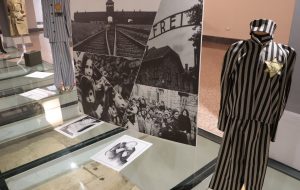 Tanta commozione al Nuovo Teatro Verdi di Brindisi per la cerimonia celebrativa del Giorno della Memoria