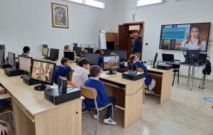 Nella scuola brindisina Sant’Antonio di Padova i bambini imparano anche l’informatica già alla primaria