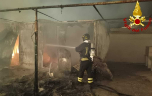 Devastante incendio distrugge casa-container a pochi passi dallo stabilimento balneare “Beach One”
