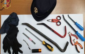 La Polizia denuncia tre topi d’auto