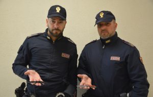 Passeggia per Brindisi con due coltelli in tasca: denunciato