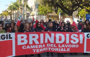 Il grido di Brindisi contro la chiusura del Centro Antiviolenza. Il vicesindaco Oggiano provoca i manifestanti
