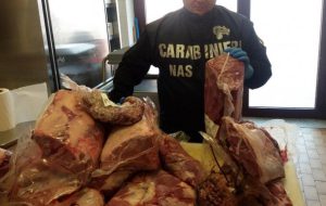 Sicurezza alimentare: i NAS sequestrano 60 kg di carne non tracciati e chiudono panetteria per carenze igenico-sanitarie