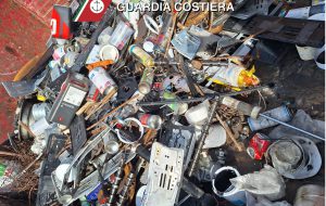 Discarica a cielo aperto con rifiuti pericolosi: intervengono Carabinieri e Capitaneria di Porto