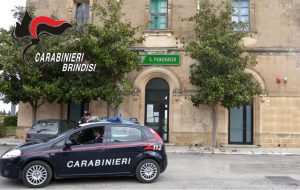In casa oltre 140 grammi di hashish e 25 di cocaina: arrestato 22enne