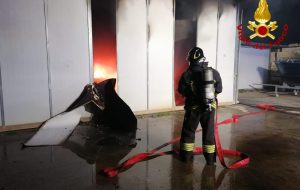 Incendio devasta capannone di auto di lusso a Oria: a fuoco Ferrari e Porsche