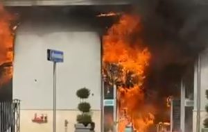 Grave incendio a Carovigno, il Sindaco: “tenere le finestre chiuse e non uscire”