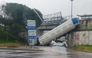 Grave incidente alle porte di Brindisi: autocisterna precipita da un cavalcavia, camionista in ospedale