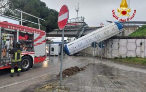 Autocisterna caduta dal cavalcavia: traffico riaperto sulla rampa Taranto-Lecce. Resta chiuso il tratto di complanare