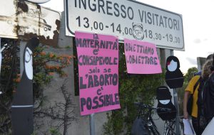 Fuori gli antiabortisti dai consultori pubblici