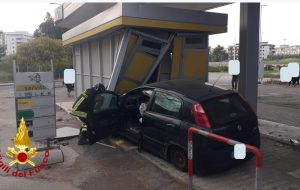 Incredibile a Bozzano: auto impazzita si schianta contro un distributore di benzina