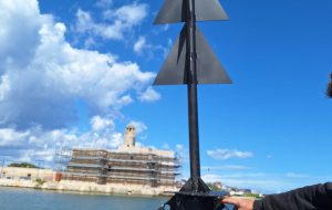 Un atto di vandalismo mette in pericolo la navigazione: tentano di rubare la boa che segnala lo scoglio Zaccaria a Villanova