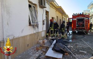 Il solaio cede dopo lo scoppio della stufa a gas: muore a 66 anni