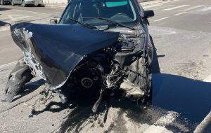 Terribile schianto in via Umberto Maddalena: BMW distrutta, conducente in ospedale