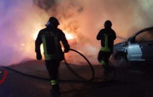 A fuoco due auto nel Rione Sant’Elia: intervengono Vigili del Fuoco e Polizia di Stato