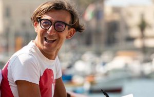Al Mediaporto, mercoledì 22 maggio, arriva la storia di Giancarlo Visitilli “E la felicità, prof?”