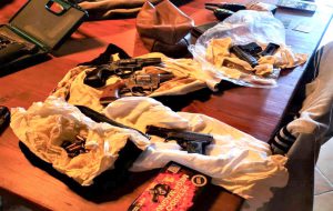 Armi, droga e materiale esplosivo trovati in un’attività commerciale: la Polizia arresta due persone