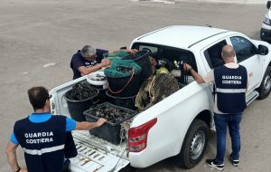 Cozze e ricci pescati nei pressi del canale di aspirazione di Eni/Versalis: ingente sequestro della Guardia Costiera