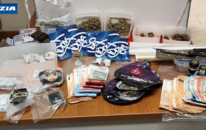 Nascondeva oltre mezzo kg di erba e hashish nel frigo di casa: arrestato 23enne di Brindisi