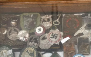 Gadget nazifascisti al mercatino dell’antiquariato: il PD di Ceglie chiede il divieto di esposizione e vendita