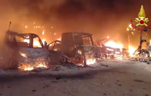 Il fuoco distrugge mezzi pesanti della ditta Lepore Mare: intervengono Vigili del Fuoco e Forze dell’Ordine