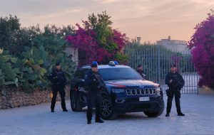 Casa in fiamme, una donna e sette cani salvati dai Carabinieri